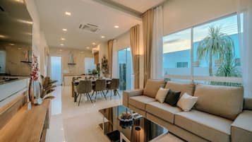 Grand Pool Villa With Rooftop (3BDR)-G8 | 3 kamar tidur, brankas, dan dilengkapi dengan perabotan berbeda-beda
