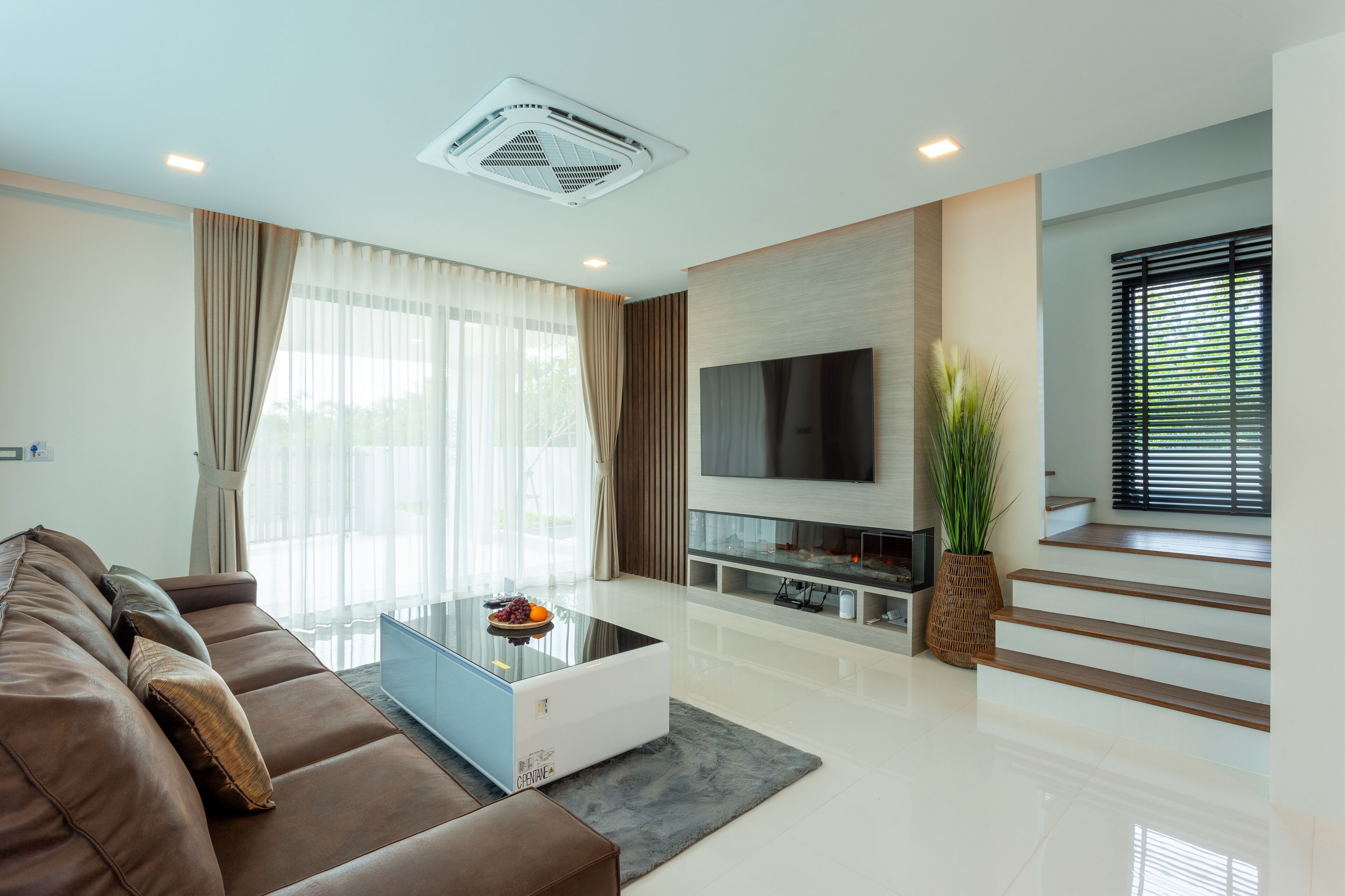 Exclusive Pool Villa (3BDR)- E1 | Área de sala de estar | Smart TV de 50 pulgadas con canales vía satélite 