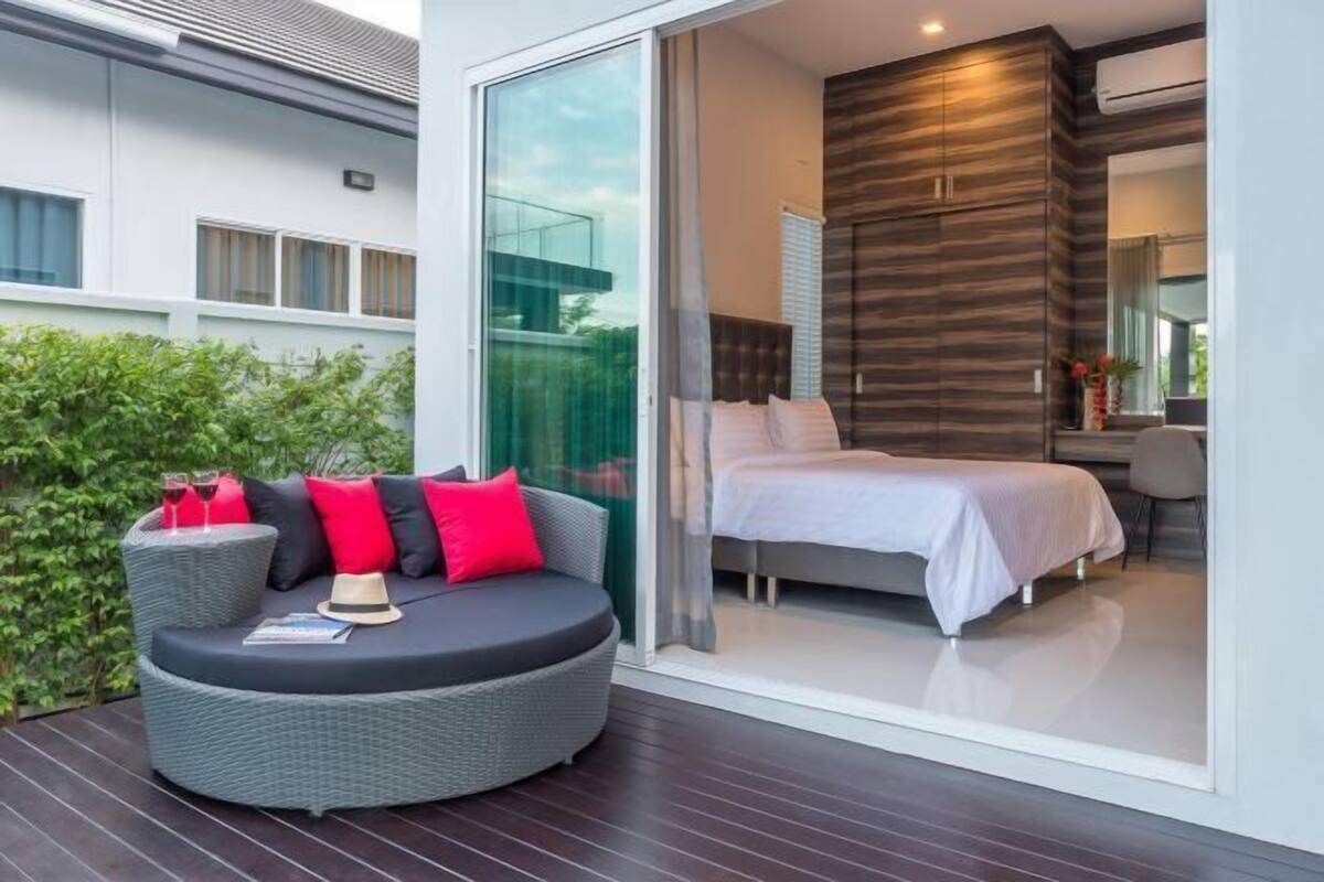 3 bedrooms, in-room safe, desk, blackout curtains