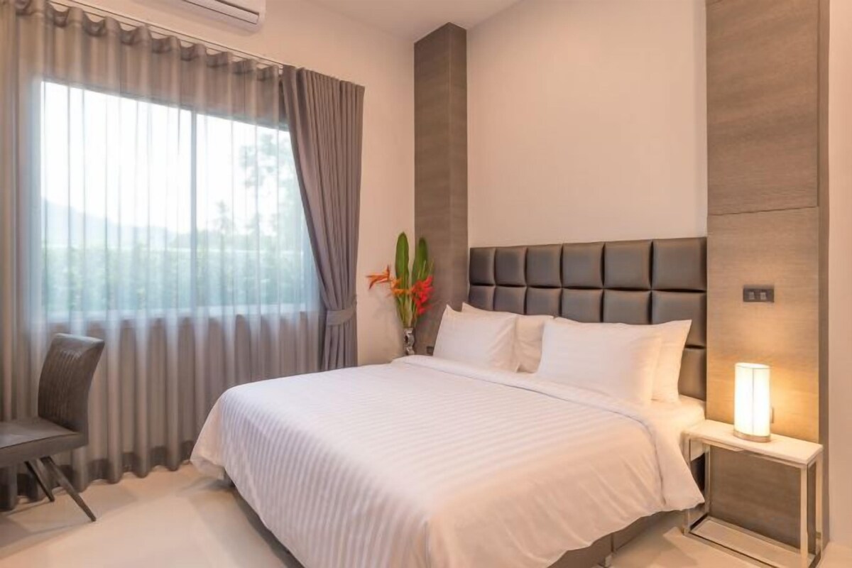 3 bedrooms, in-room safe, desk, blackout curtains