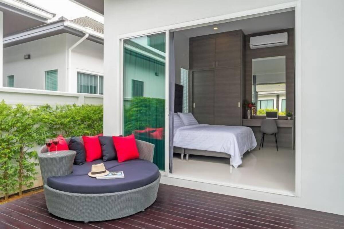 3 bedrooms, in-room safe, desk, blackout curtains
