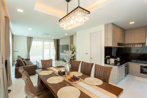 Exclusive Pool Villa (3BDR)- E1 | 전용 주방 | 대용량 냉장고, 전자레인지, 토스터, 밥솥