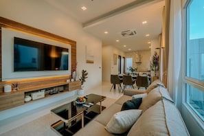 Grand Pool Villa With Rooftop (3BDR)-G8 | Khu phòng khách | Smart TV 50-inch có truyền hình vệ tinh 