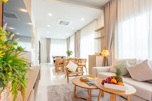 3 bedrooms, in-room safe, individually furnished, desk