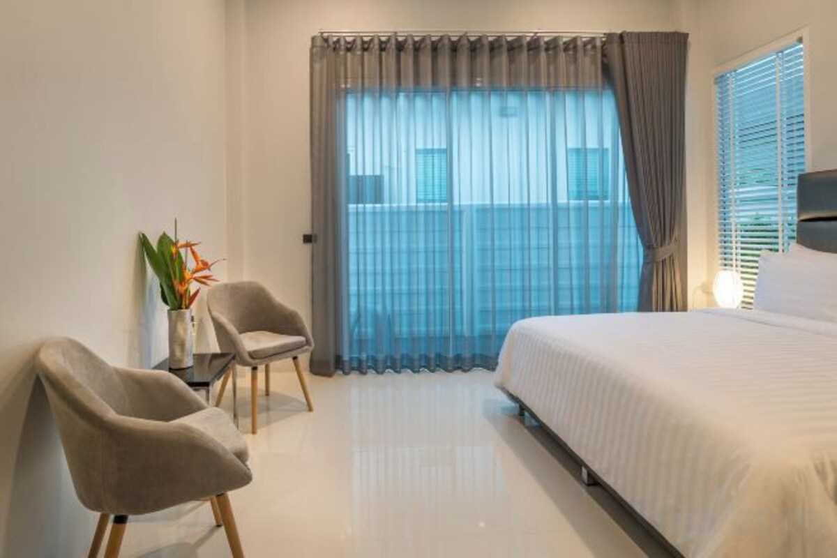 3 bilik tidur, peti besi dalam bilik, meja, langsir/tirai gelap terus 