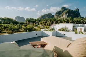 Grand Pool Villa With Rooftop (3BDR) G7 | Terrasse/Patio