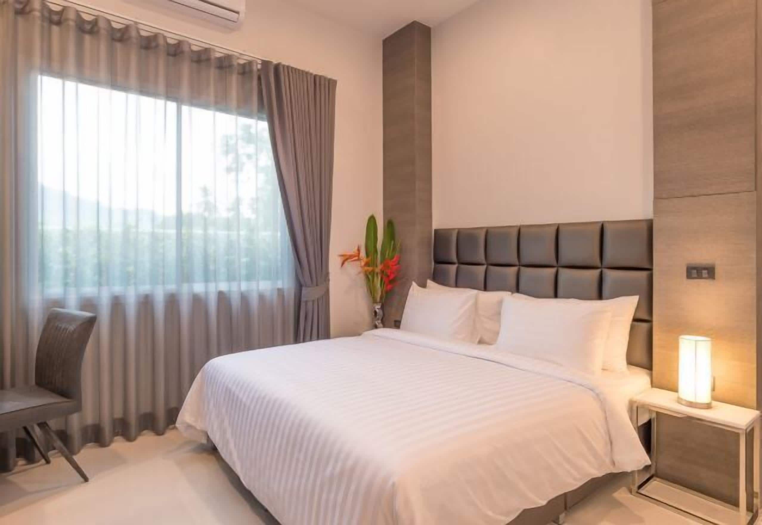 3 bedrooms, in-room safe, individually furnished, desk