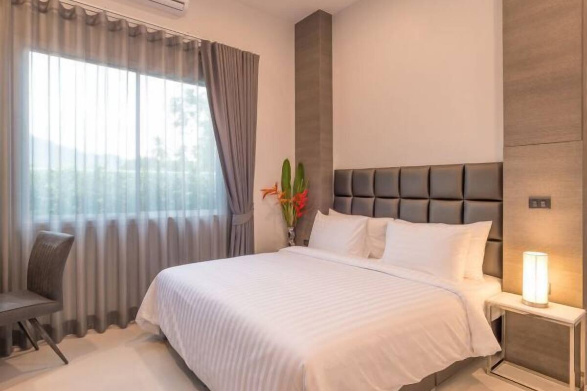 3 bedrooms, in-room safe, desk, blackout curtains
