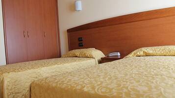 Triple Room | Desk, free WiFi, bed sheets