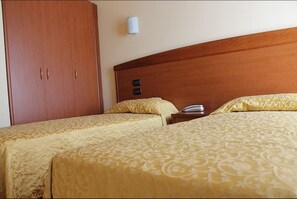 Triple Room | Desk, free WiFi, bed sheets - Hotel San Tomio (Malo)