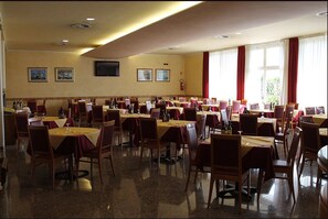 Lunch and dinner served, Italian cuisine - Hotel San Tomio (Malo)