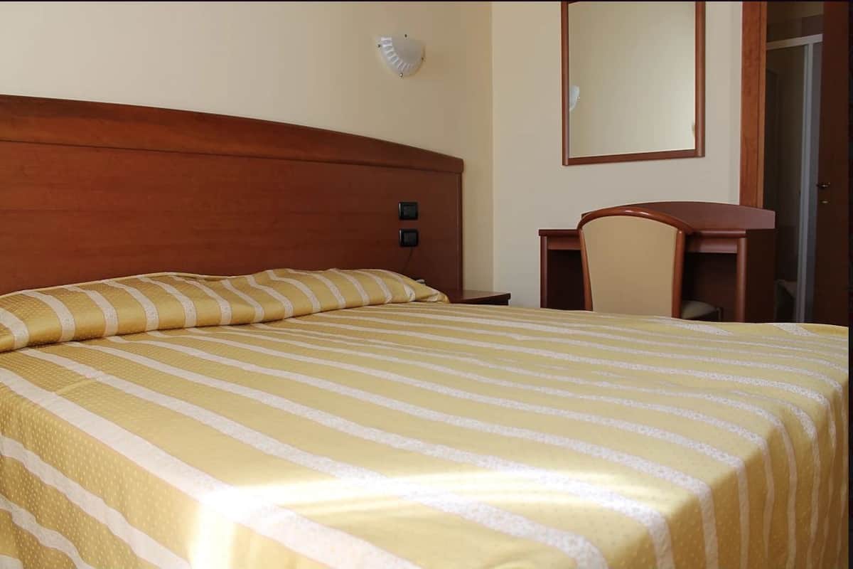 Camera con letto matrimoniale o 2 letti singoli | Una scrivania, Wi-Fi gratuito, lenzuola
