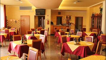 Lunch and dinner served, Italian cuisine