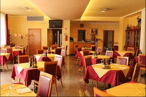 Lunch and dinner served, Italian cuisine - Hotel San Tomio (Malo)