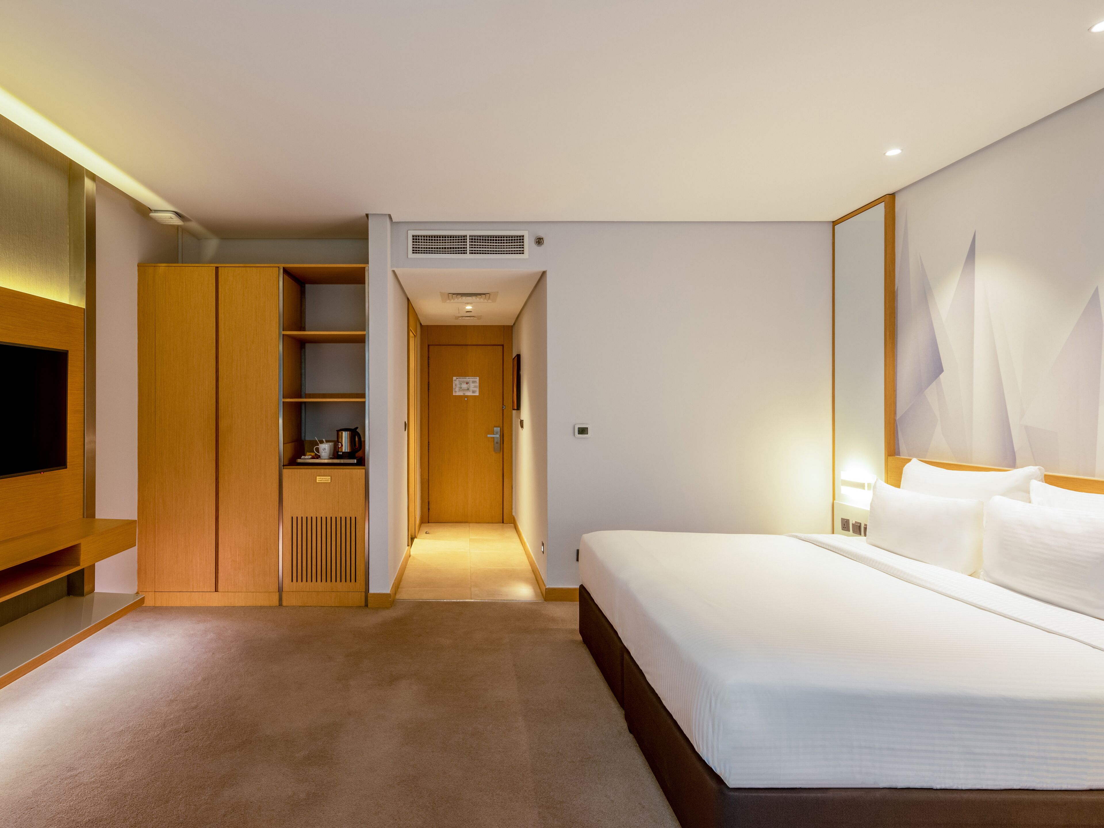 executive suite | minibar, in-room safe, desk, laptop workspace