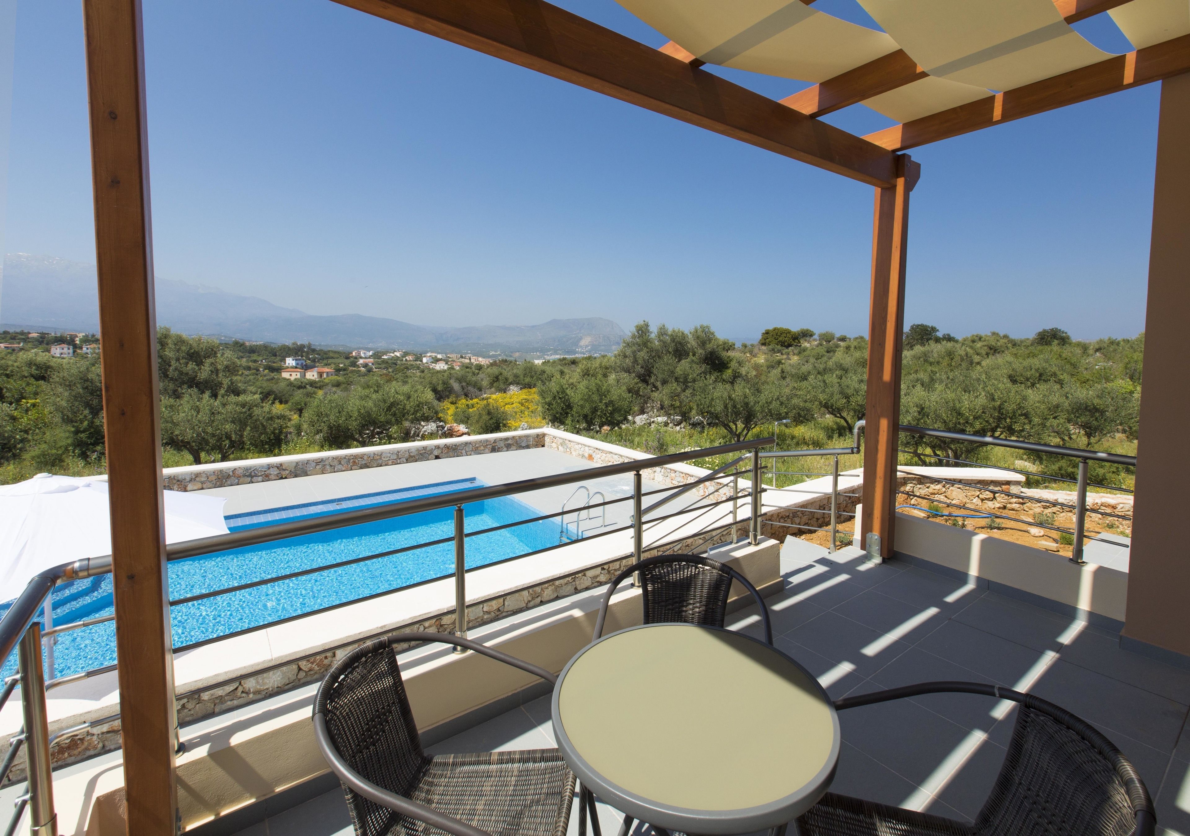 Un balcón con piscina, mobiliario de exterior y vistas al campo.