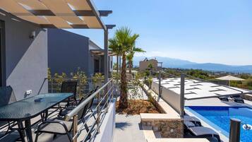 Family Villa, 3 Bedrooms, Non Smoking, Bay View | Living area