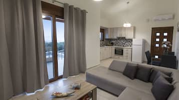 Familienvilla, 1 Schlafzimmer, Poolzugang | Wohnzimmer | 11-Zoll-LED-Fernseher mit Digitalempfang, Fernseher