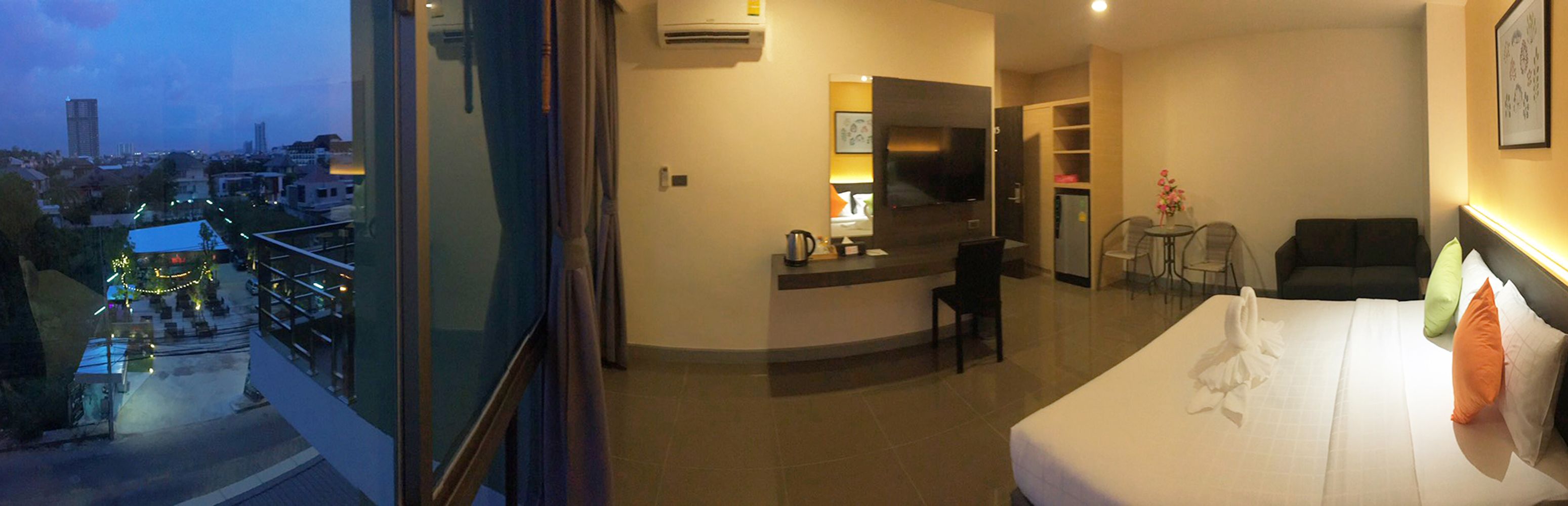 deluxe suite | desk, blackout curtains, free wifi