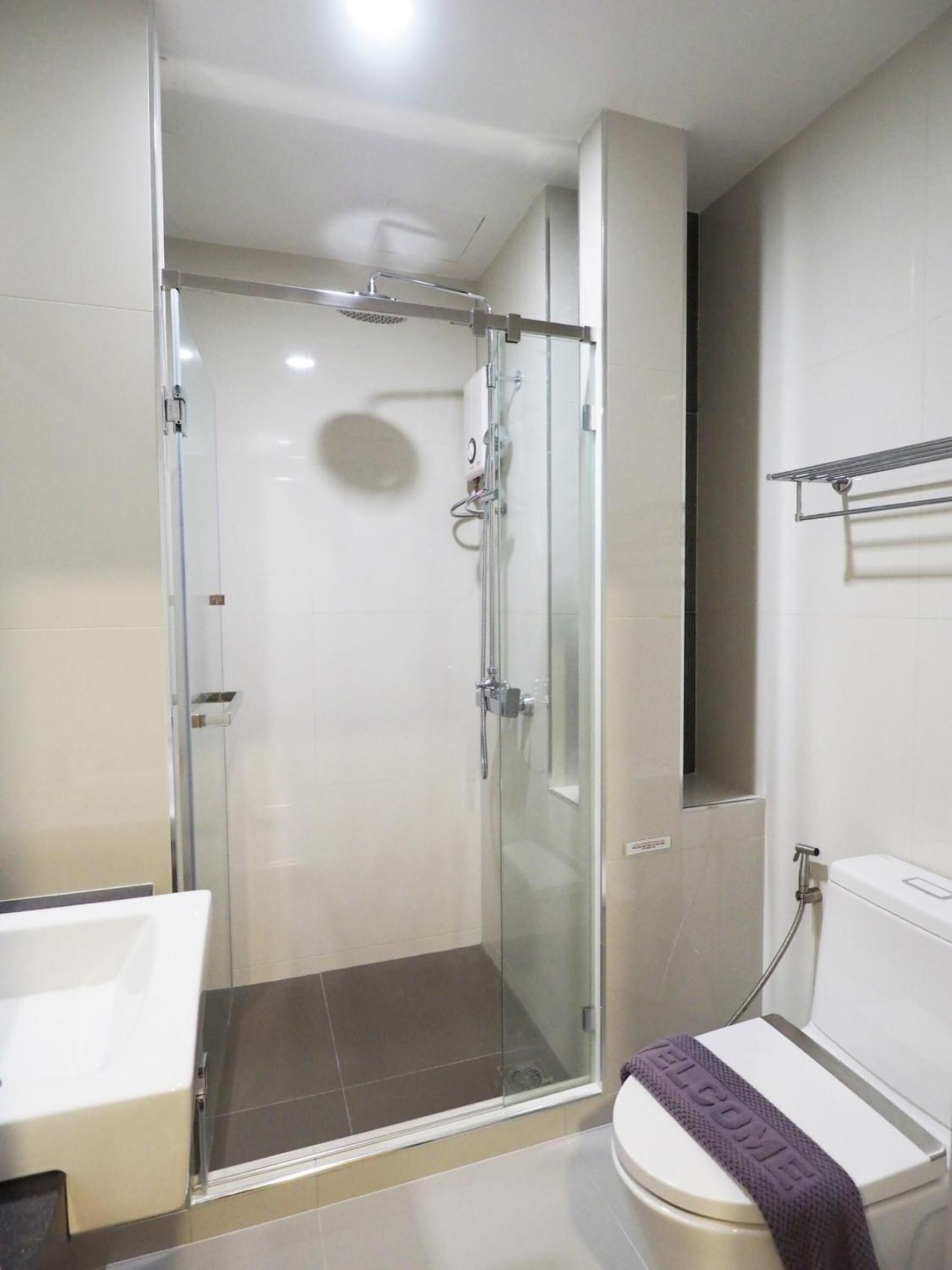 shower, free toiletries, hair dryer, towels