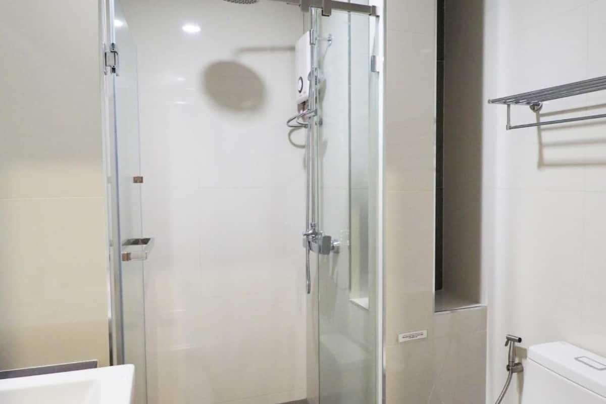 shower, free toiletries, hair dryer, towels