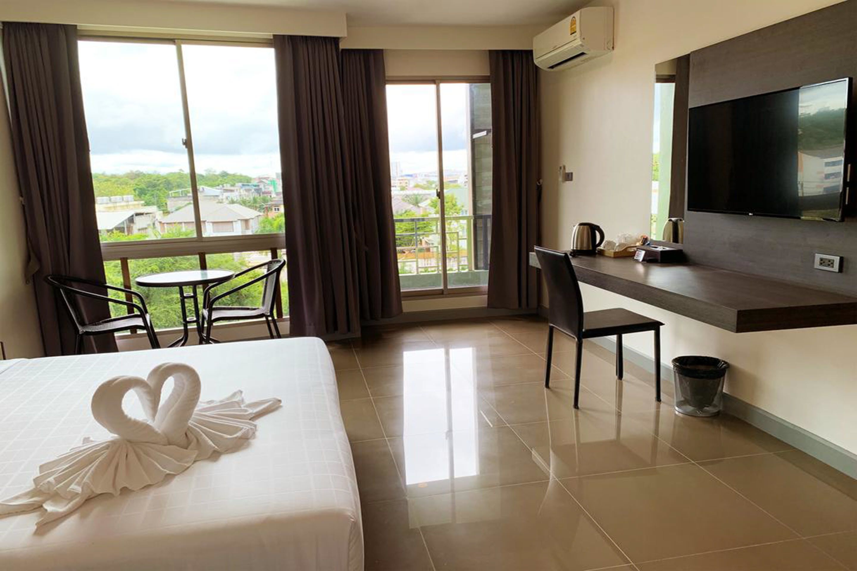 standard double room | desk, blackout curtains, free wifi