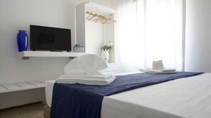 خزنة داخل الغرفة ومكتب وتجهيزات عازلة للصوت وأسرّة أطفال/رضّع