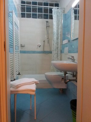 Triple Room | Bathroom | Shower, free toiletries, hair dryer, bidet - Affittacamere Sant'Apollonia (Florence)