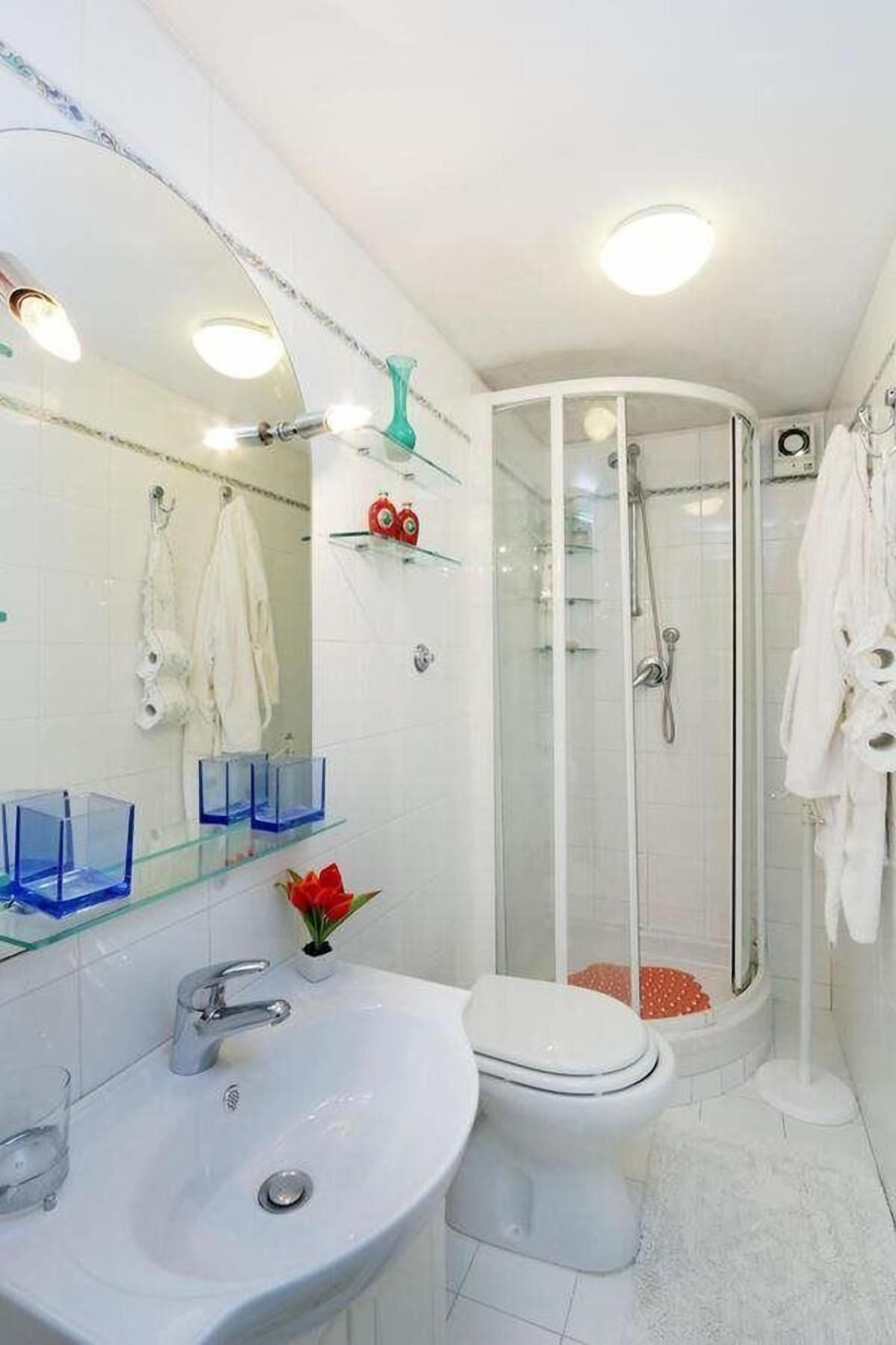Camera tripla, bagno privato | Bagno | Doccia, set di cortesia gratuito, asciugacapelli, accappatoio