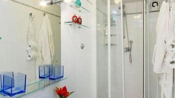 Camera tripla, bagno privato | Bagno | Doccia, set di cortesia gratuito, asciugacapelli, accappatoio