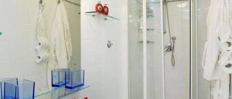 Chambre Triple, salle de bains privée | Salle de bain | Douche, articles de toilette gratuits, sÚche-cheveux, peignoirs