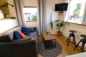 studio with panoramic sea view | 低過敏寢具、客房內保險箱、獨特裝潢、布置獨特