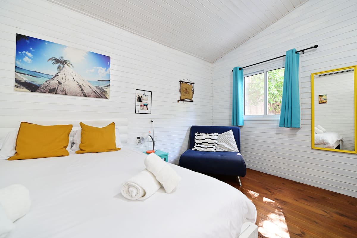 chalet with private garden | Biancheria da letto ipoallergenica, una cassaforte in camera
