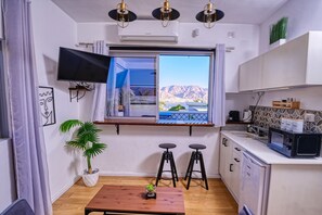 studio with panoramic sea view | Private kitchenette | Fridge, microwave, stovetop, espresso maker - Dayos Unique Suites (Eilat)