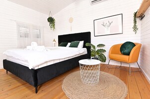 Design Chalet, 1 Bedroom | Hypo-allergenic bedding, in-room safe, individually decorated