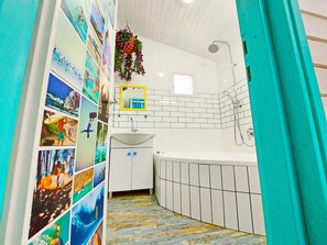 chalet with private garden | Phòng tắm | Buồng tắm vòi sen, đồ dùng nhà tắm miễn phí, máy sấy tóc, khăn tắm 