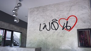 A wall with a heart and text, a staircase, and a hanging light fixture. - Ploenjai Hotel Ranong (Ranong)