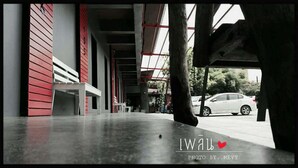 A covered outdoor area with benches and a car parked in the background. - Ploenjai Hotel Ranong (Ranong)