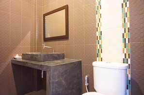 Quarto casal standard | Banheiro | Chuveiro, produtos de toalete grátis, roupões de banho, toalhas de banho