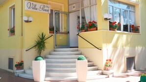 A yellow building with a sign reading "Villa Pozzi". - Hotel Villa Pozzi (Cattolica)