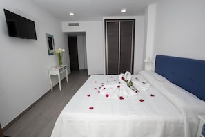 Soundproofing, free cribs/infant beds, free WiFi, wheelchair access - Hostal Boutique Bajamar (Nerja)