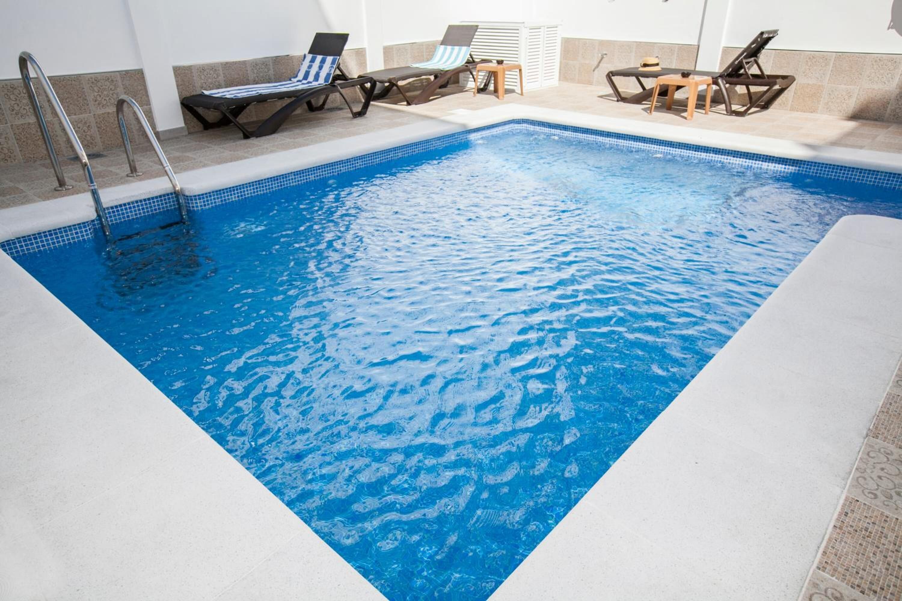 室外游泳池，日光浴躺椅