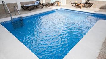 Piscina a l'aire lliure i gandules