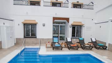 Utendørsbasseng og solsenger