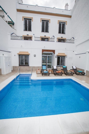 Outdoor pool, pool loungers - Hostal Boutique Bajamar (Nerja)
