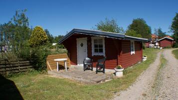 Basic Cabin (Shared Bathroom) | Terrace/patio