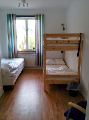 Habitación triple, baño compartido | Insonorización, tabla de planchar con plancha y wifi gratis