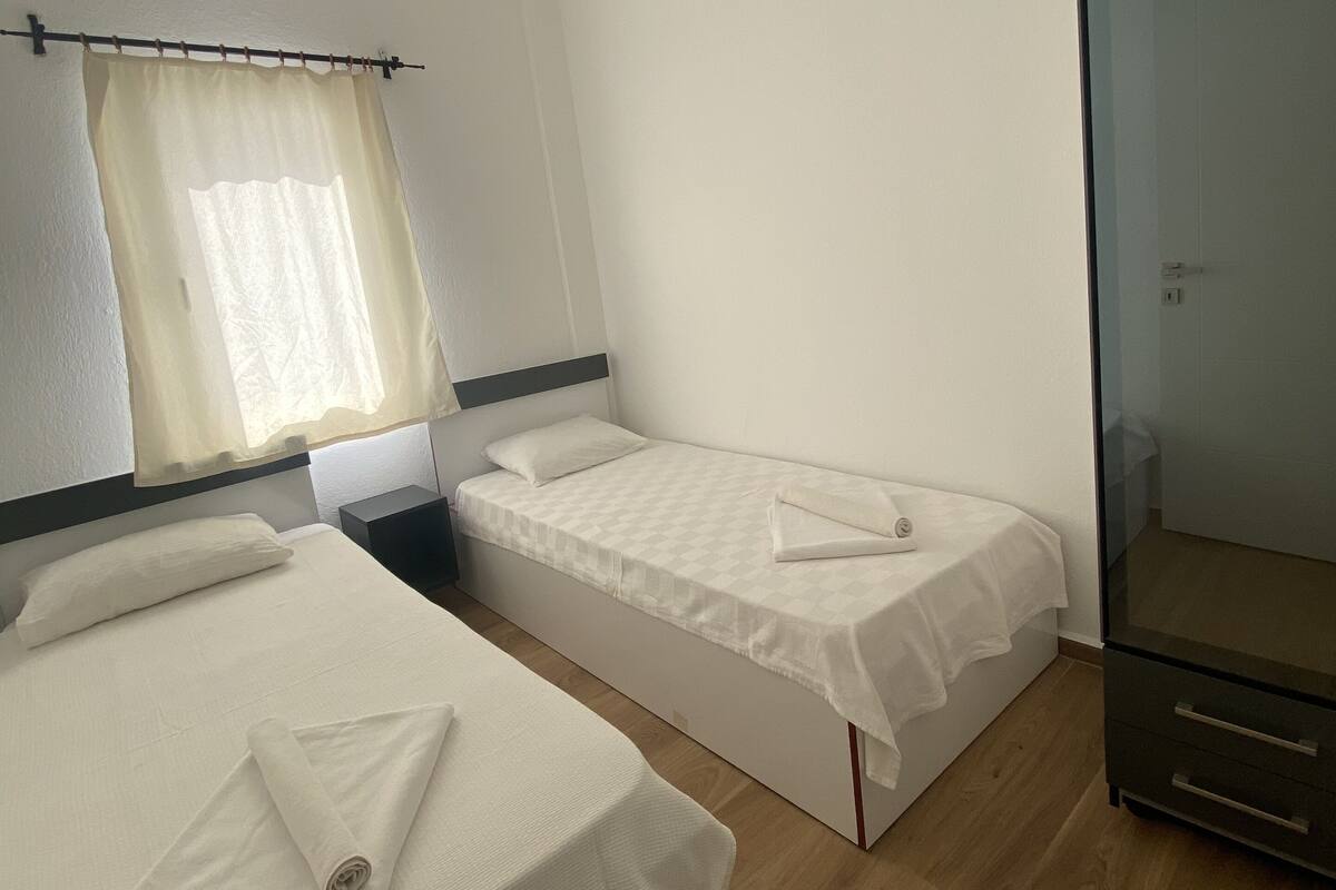 Apartment, 2 Bedrooms | Peralatan tempat tidur premium, meja, Wi-fi percuma, cadar katil 