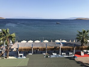 Private beach, free beach shuttle, free beach cabanas, sun loungers - Kemancı Suites & Restaurant & Beach (Bodrum)