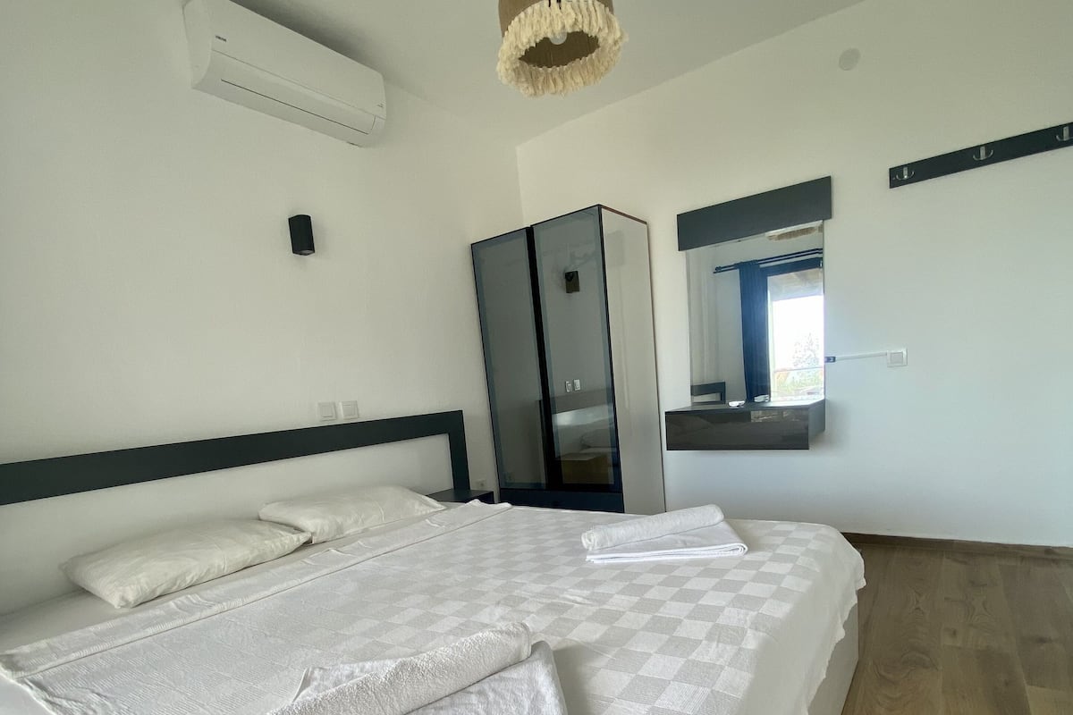 Peralatan tempat tidur premium, meja, Wi-fi percuma, cadar katil 